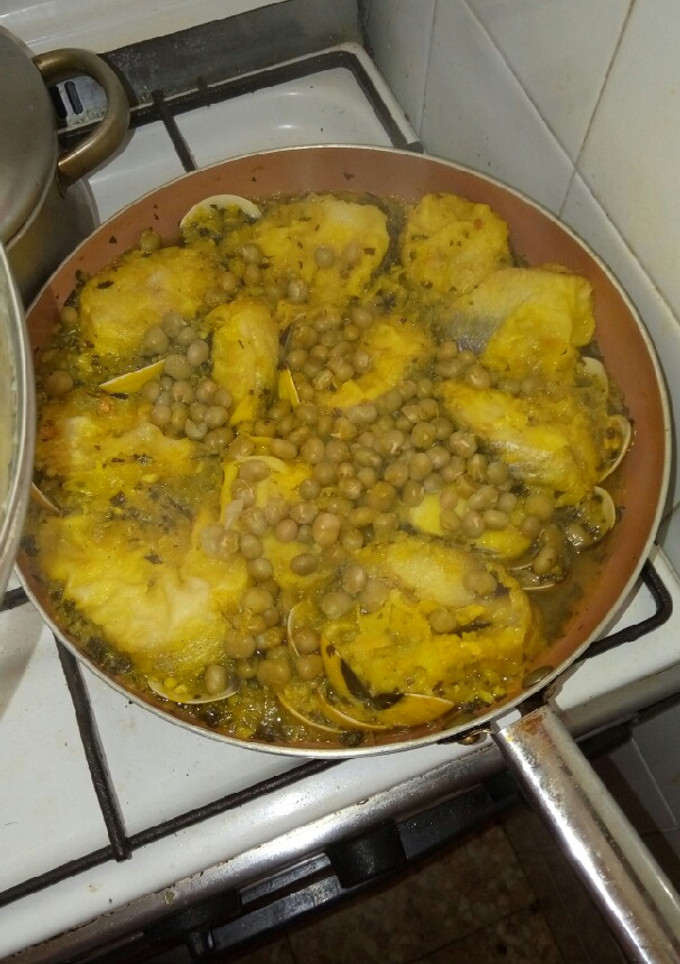 Una foto de Merluza con almejas en salsa