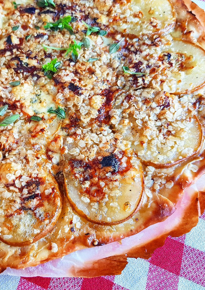 Una foto de Pizza de peras, gorgonzola, avellanas, cebolla y miel 🔥🔥🔥