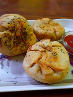 पिज़्ज़ा बॉम्ब (Pizza Bomb recipe in Hindi) रेसिपी मुख्य फोटो