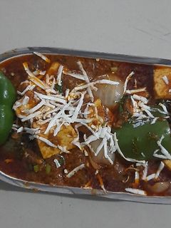 કઢાઈ પનીર (Kadhai paneer recipe in gujarati) રેસીપી મુખ્ય ફોટો