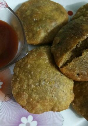 A picture of Daal stuff khasta kachori.
