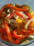 Pimientos y cebolla especiados en Lékué