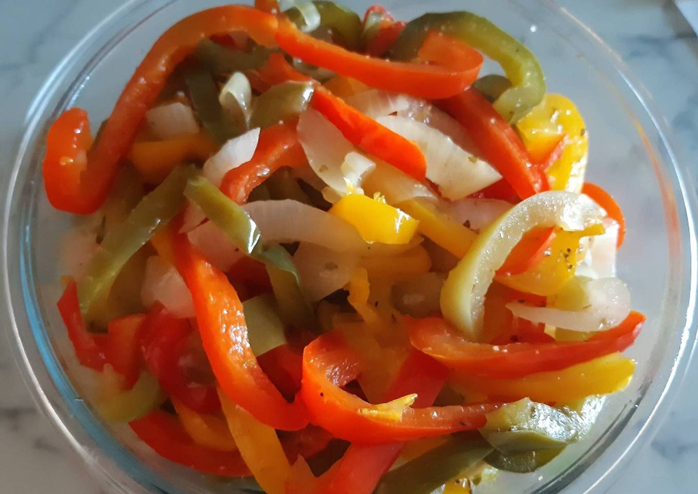 Pimientos y cebolla especiados en Lékué