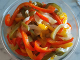 Pimientos y cebolla especiados en Lékué