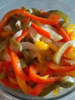 Una foto de Pimientos y cebolla especiados en Lékué