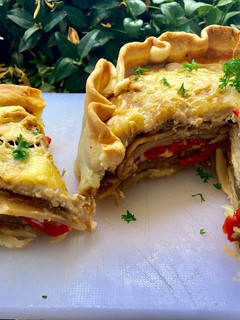 Una foto de Pastel de berenjena y patatas con crema de champiñones