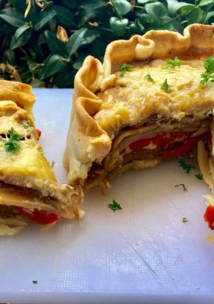 Una foto de Pastel de berenjena y patatas con crema de champiñones