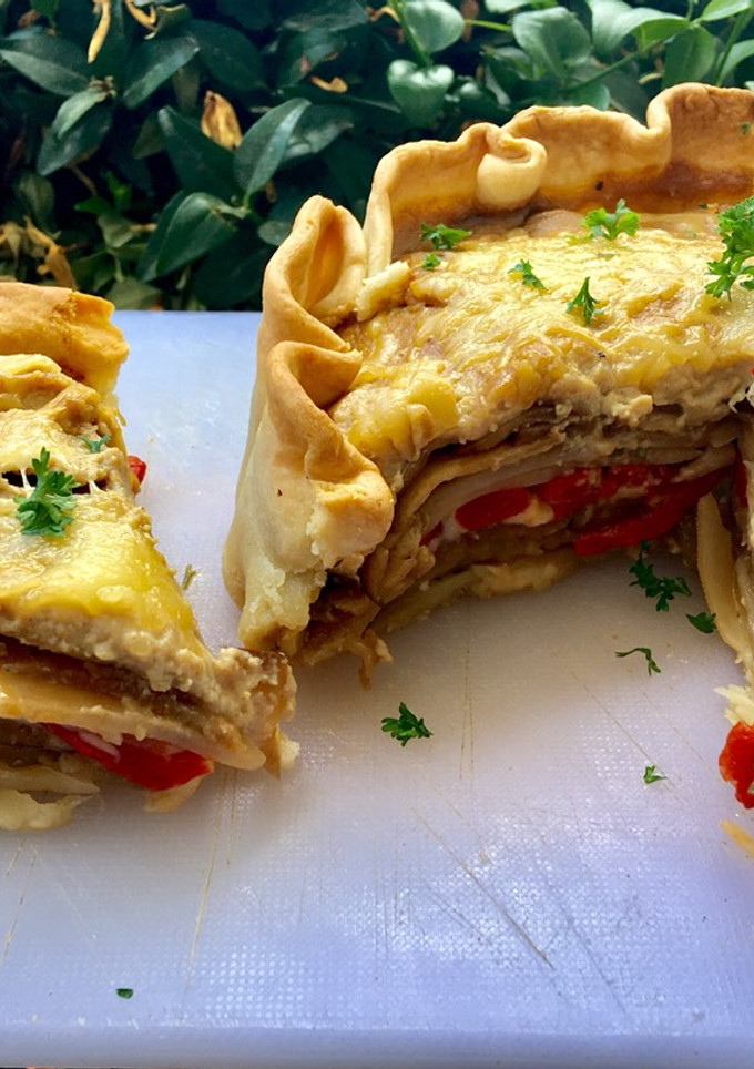 Una foto de Pastel de berenjena y patatas con crema de champiñones