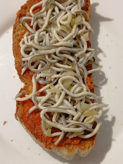 Una foto de Tostada de sobrasada y gulillas