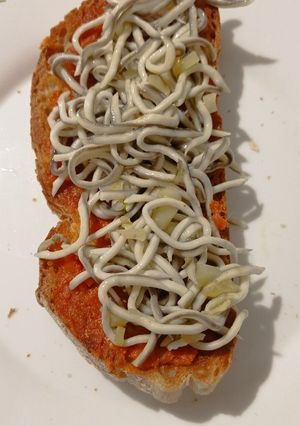 Una foto de Tostada de sobrasada y gulillas