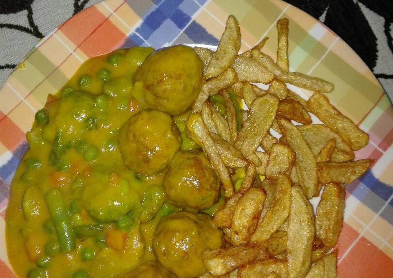 Albóndigas caseras con menestra en salsa de pan frito