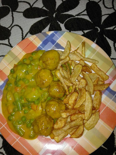 Una foto de Albóndigas caseras con menestra en salsa de pan frito