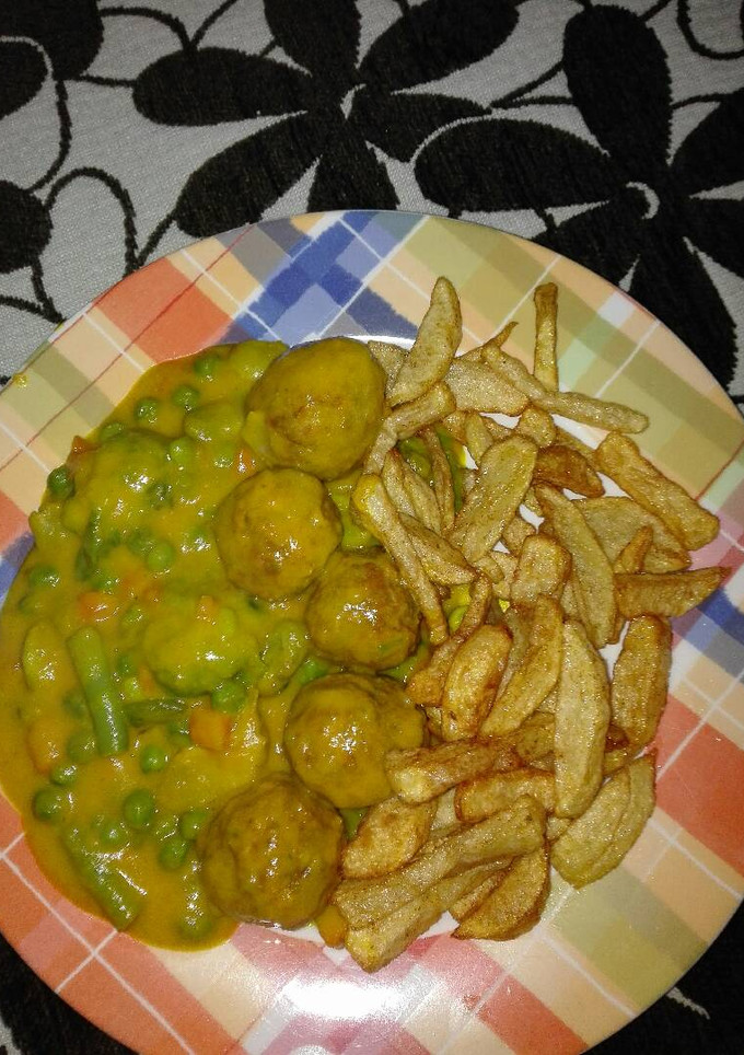 Una foto de Albóndigas caseras con menestra en salsa de pan frito