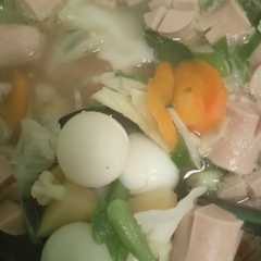 รูปของ Sayur sop telur puyuh n sosis
