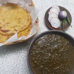 A picture of Makki di roti and mixed saag.