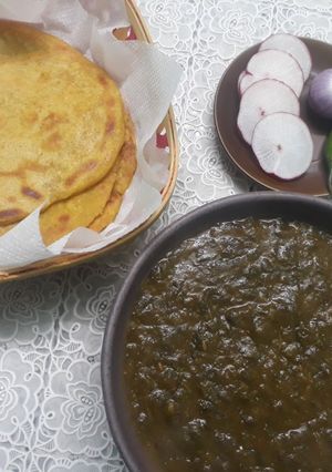 A picture of Makki di roti and mixed saag.