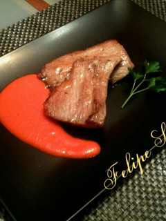 Una foto de Secreto ibérico con salsa de pimientos asados