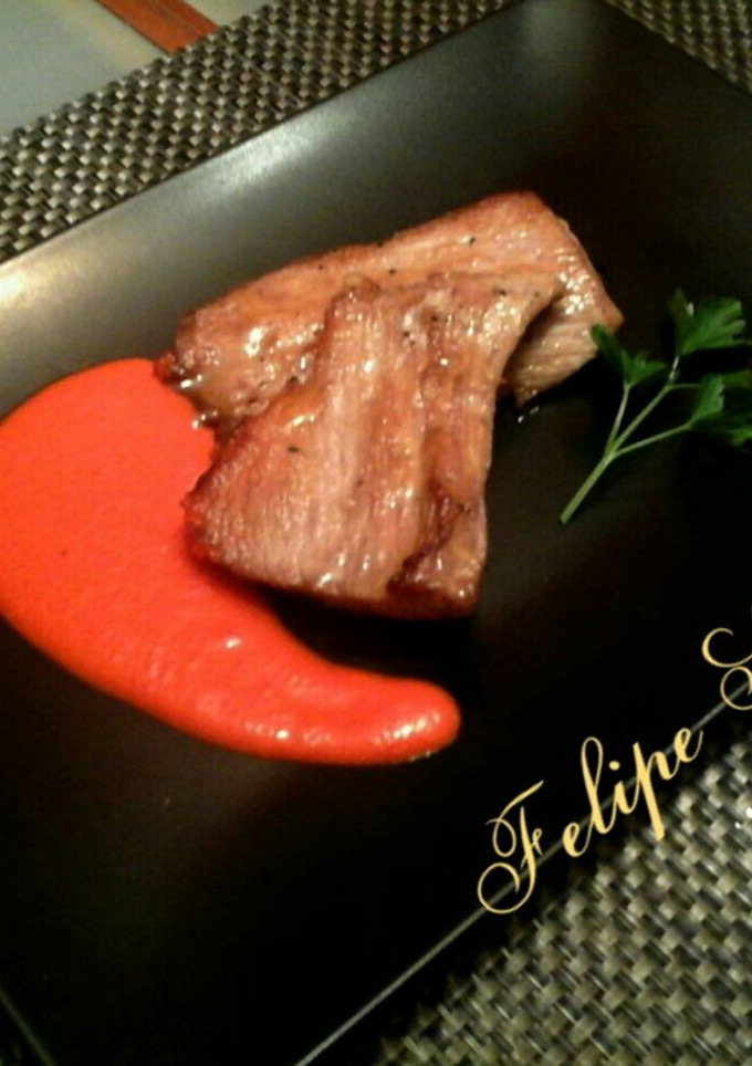 Una foto de Secreto ibérico con salsa de pimientos asados