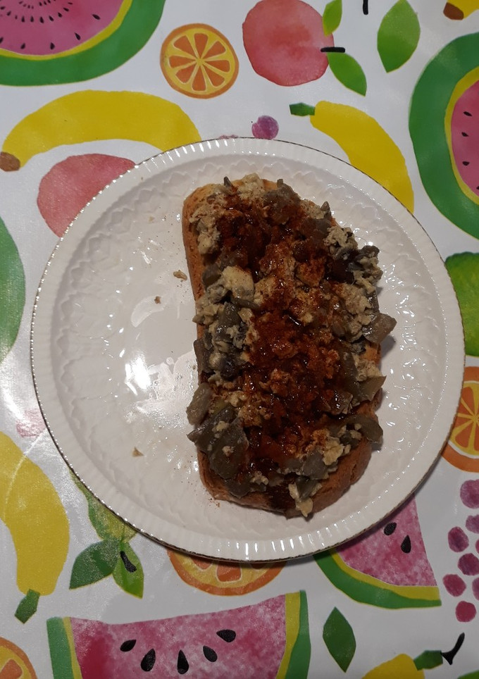 Una foto de Revuelto de troncos de acelgas con jamón y cebolla al vino tinto