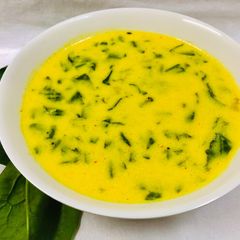 A picture of Palak kadhi.