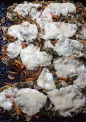 Una foto de Pescado con vegetales y queso