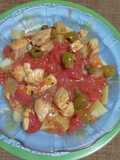 Estofado estilo mediterráneo con pollo, aceitunas y alcaparras