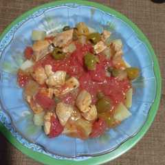 Una foto de Estofado estilo mediterráneo con pollo, aceitunas y alcaparras