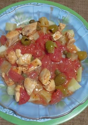 Una foto de Estofado estilo mediterráneo con pollo, aceitunas y alcaparras