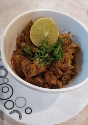 शिमला मिर्च और प्याज़ का चटपटा बेसन (Shimla mirch aur pyaz ka chatpata besan recipe in Hindi) रेसिपी मुख्य फोटो