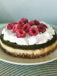 Una foto de Cheesecake de chocolate blanco y té matcha