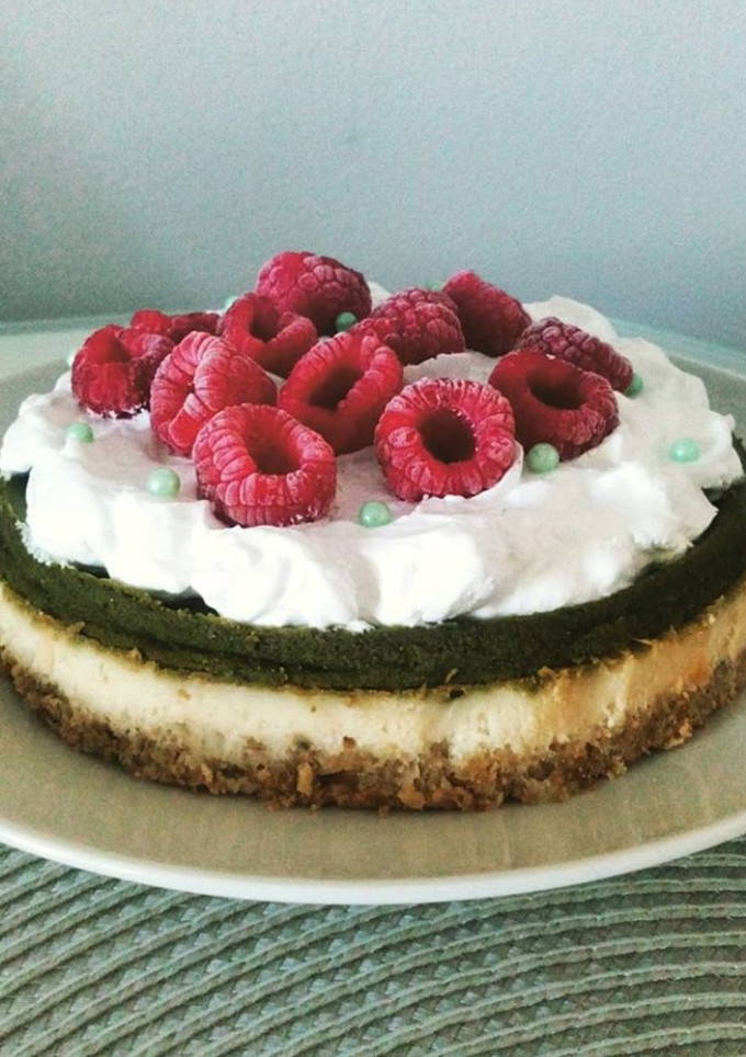 Una foto de Cheesecake de chocolate blanco y té matcha