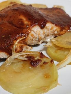 Una foto de Salmón cajún con papas al horno