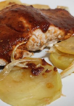 Una foto de Salmón cajún con papas al horno