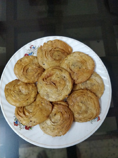 ઘઉંના લોટની પડવાળી પૂરી(puri recipe in gujarati) રેસીપી મુખ્ય ફોટો
