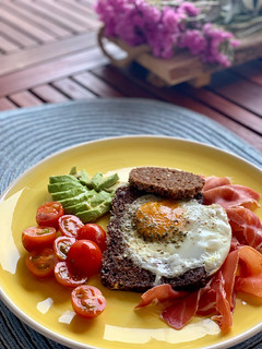 Una foto de Tostada rellena de huevo🍳☕️