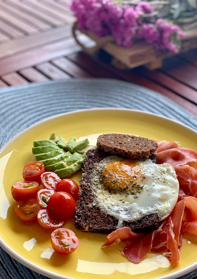 Una foto de Tostada rellena de huevo🍳☕️