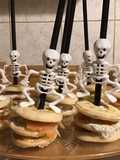Brochettes de minis blinis au saumon fumé concombre et crème à l aneth