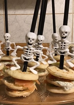 Une photo de Brochettes de minis blinis au saumon fumé concombre et crème à l aneth