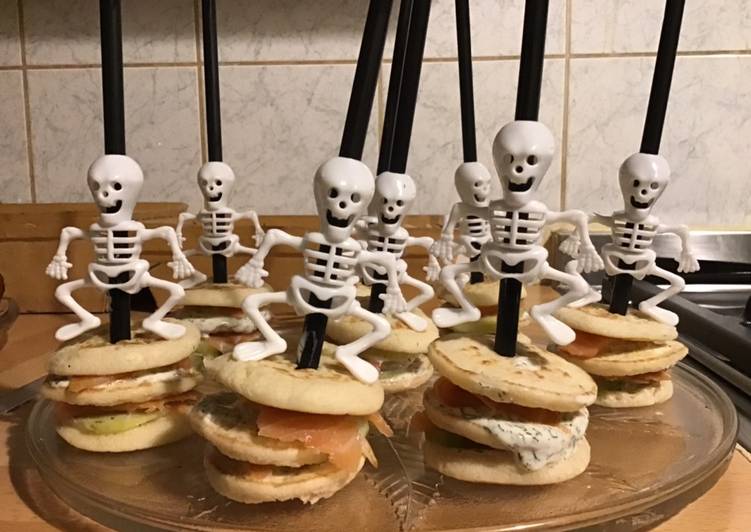 Brochettes de minis blinis au saumon fumé concombre et crème à l aneth