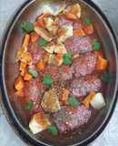 Budin de carne picada al horno con salsa y verduras