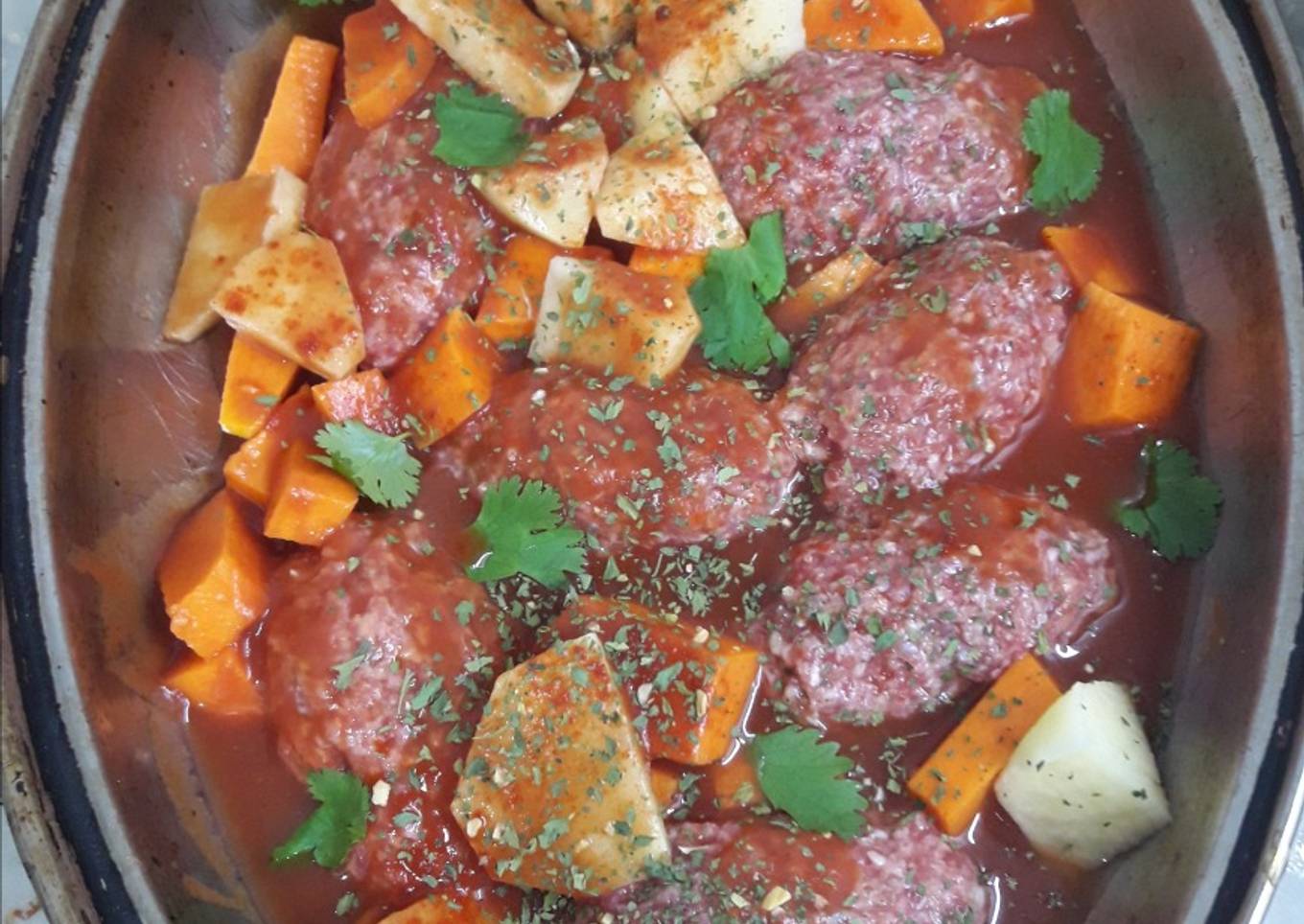 Budin de carne picada al horno con salsa y verduras