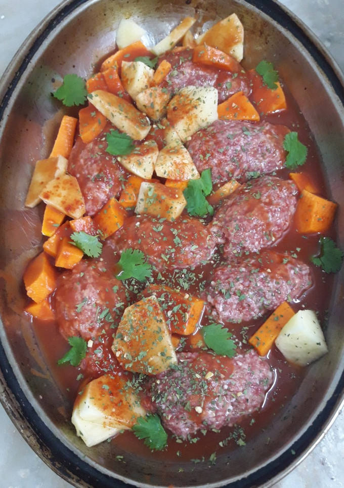 Una foto de Budin de carne picada al horno con salsa y verduras