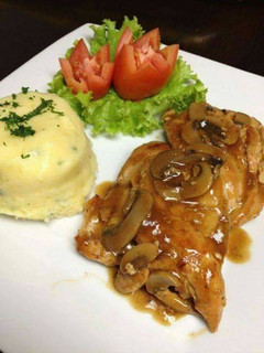 Una foto de Pechuga de pollo en salsa de champiñones.