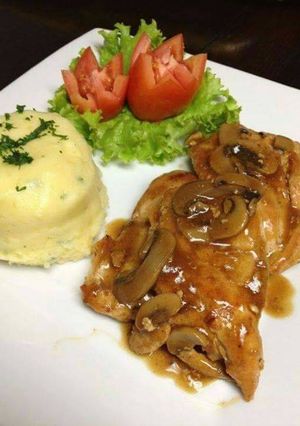 Una foto de Pechuga de pollo en salsa de champiñones.
