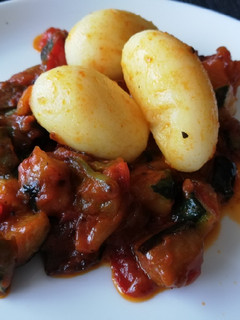 Una foto de Pisto con patatas baby