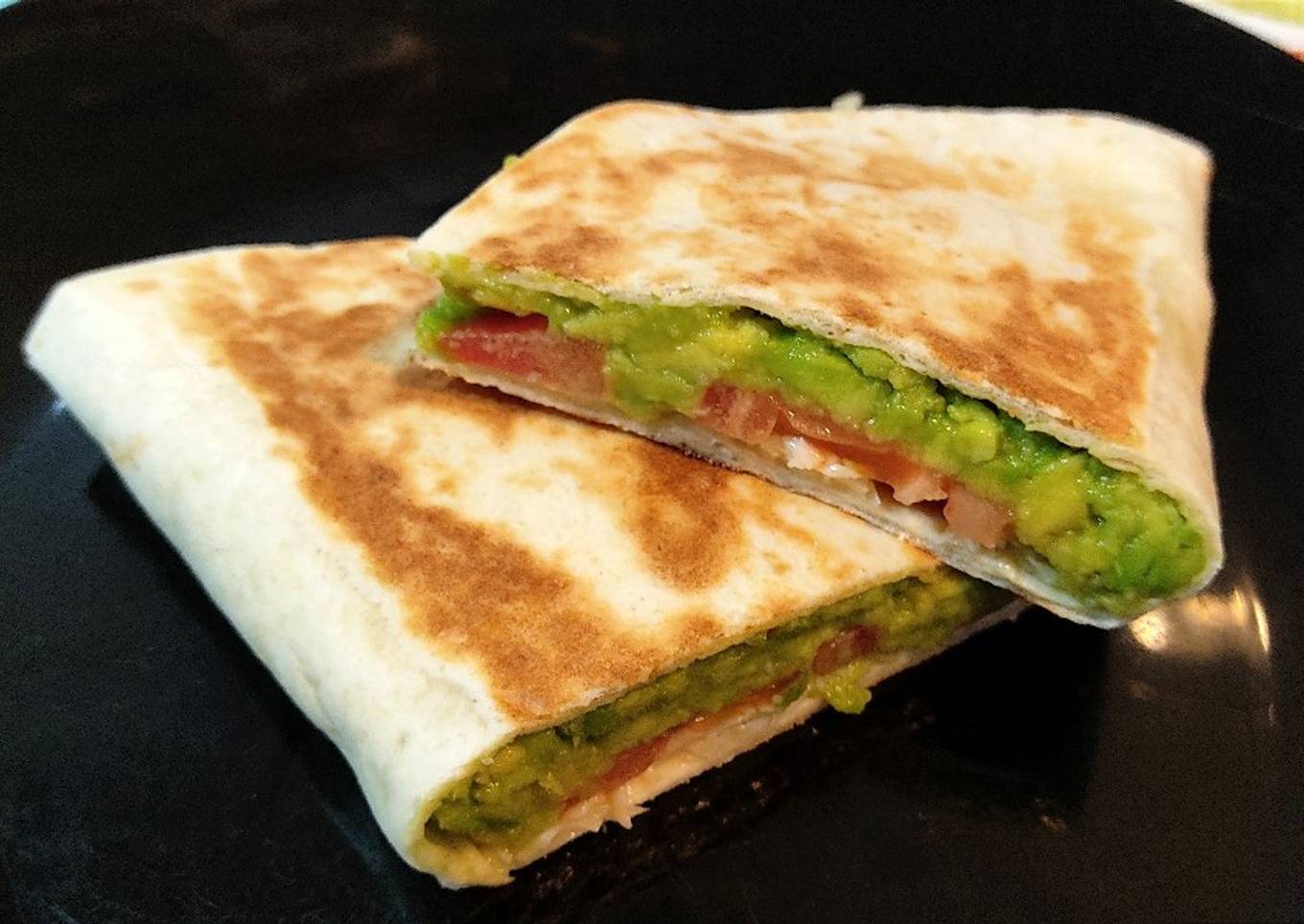 Tortilla de trigo rellena de aguacate, tomate y queso