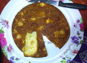 Una foto de Torta húmeda con cubos de fruta, fácil y sin materia grasa