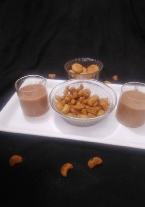 कुरकुरे काजू मठरी (kurkure kaju mathri recipe in Hindi) रेसिपी मुख्य फोटो