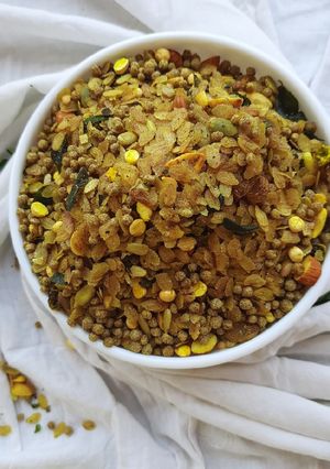 A picture of Roasted Red Poha Chiwda.
