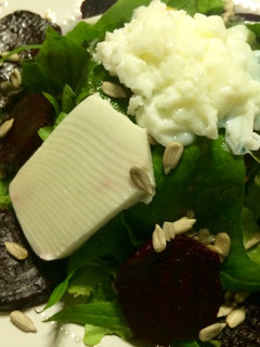 Una foto de Ensalada de espinaca, remolacha y queso de cabra (o calabaza y brie)